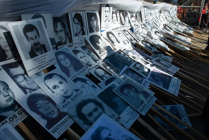 Fotos de detenidos desaparecidos durante el acto del 1º de Mayo. · Foto: Alessandro Maradei