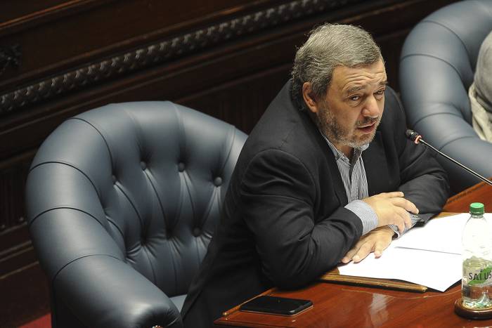 Mario Bergara, durante una sesión en la Cámara de Senadores, en el Palacio Legislativo (archivo, mayo de 2022). · Foto: Federico Gutiérrez