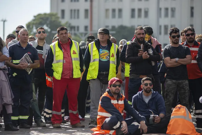 Trabajadores durante una asamblea en el Puerto de Montevideo (archivo, 2022) · Foto: Alessandro Maradei