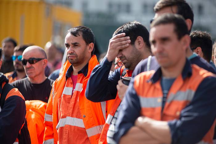 Asamblea de trabajadores portuarios en conflicto por despidos y rebajas salarariales. · Foto: Alessandro Maradei