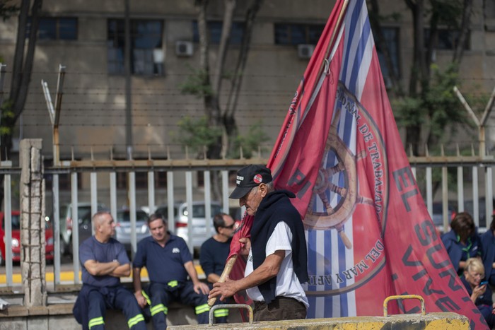 Trabajadores del puerto. · Foto: Alessandro Maradei