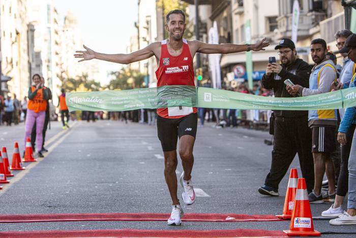 Nicolás Cuestas, durante la Maratón de Montevideo, el 7 de mayo de 2022. · Foto: Mauricio Zina