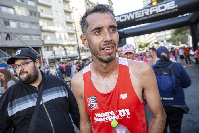 Nicolás Cuestas ganador de la 7ª maratón de Montevideo (08.05.2022). · Foto: Mauricio Zina