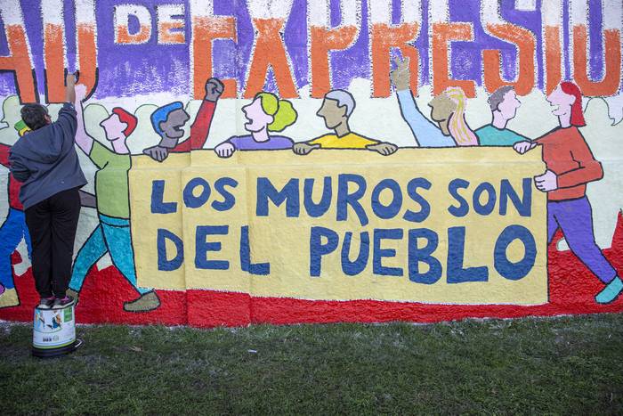 "Pintada por la libertad de expresión" organizada por la brigada Andrés Di Pascua y la coordinadora A y B del Frente Amplio en el ex gasómetro de la Rambla y Rio Negro (archivo, mayo de 2022). · Foto: Mauricio Zina