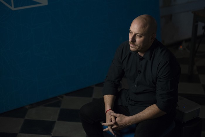 El científico Gonzalo Moratorio filmando un video por el 20 de mayo en La Diaria (archivo, 12 de mayo del 2022). · Foto: Alessandro Maradei