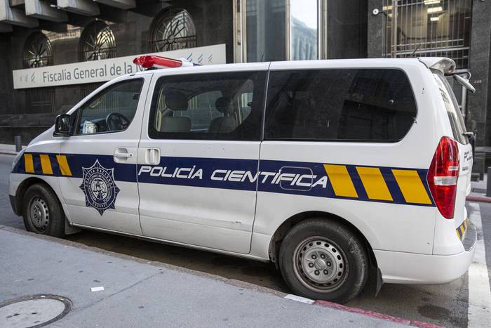 Policía Científica frente a Fiscalía de la calle Cerrito, en la Ciudad Vieja de Montevideo (archivo, mayo de 2022). · Foto: Mauricio Zina