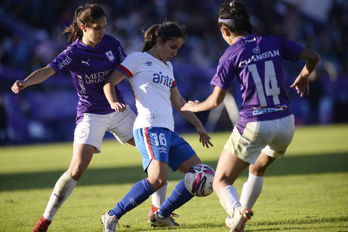 Defensor Sporting y Nacional, por la cuarta fecha de la fase final del Campeonato Uruguayo femenino, en el estadio Franzini (archivo, mayo de 2022). · Foto: Alessandro Maradei