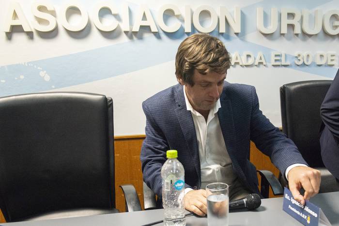 Ignacio Alonso, en la sala de asambleas de la Asociación Uruguaya de Fútbol (archivo, mayo de 2022). · Foto: Alessandro Maradei