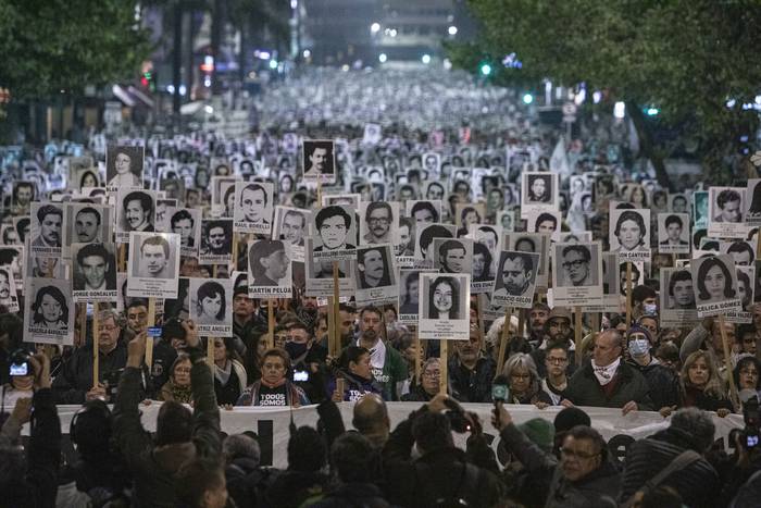 Marcha del silencio, por la avenida 18 de Julio, en Montevideo (archivo, mayo de 2022). · Foto: .