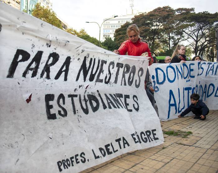 Concentración de familias de Delta El Tigre frente al Codicen en reclamo de  respuestas ante actos de violencia en los alrededores del liceo de la localidad.