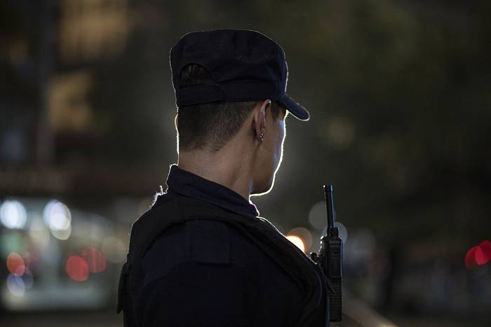 Foto principal del artículo 'Un policía retirado le sacó el arma a un adolescente que intentó rapiñarlo y la usó para dispararle en el pecho ‬' · Foto: Ernesto Ryan