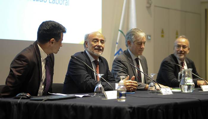 Daniel Perez; Pablo Mieres; Fabio Bertranou y Rafael Diez de Medina, en la firma de un memorándum, este miércoles, entre el Ministerio de Trabajo y Seguridad Social y la Organización Internacional del Trabajo.