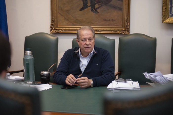 Wilson Ezquerra en su despacho en la Intendencia de Tacuarembó (archivo, mayo de 2022). · Foto: Alessandro Maradei