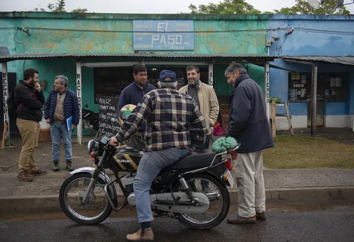 Fernando Pereira durante una recorrida con el FA te escucha por Villa Ansina, Tacuarembó. (Archivo, mayo de 2022) · Foto: Alessandro Maradei