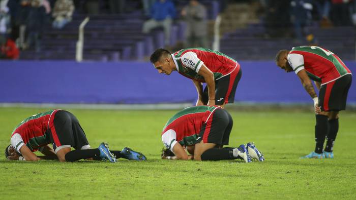 Jugadores de Deportivo Maldonado al final del partido con Defensor Sporting, este domingo, en el estadio Franzini. · Foto: .