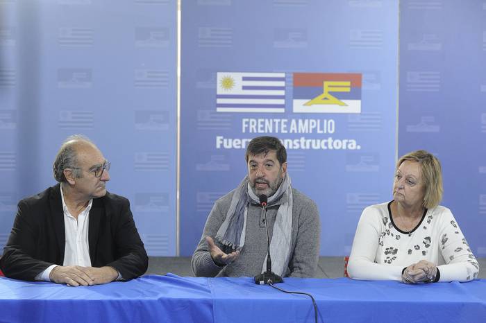 Gustavo Olmos, Fernando Pereira y Liliam Kechichian, en la Huella de Seregni. · Foto: Federico Gutiérrez