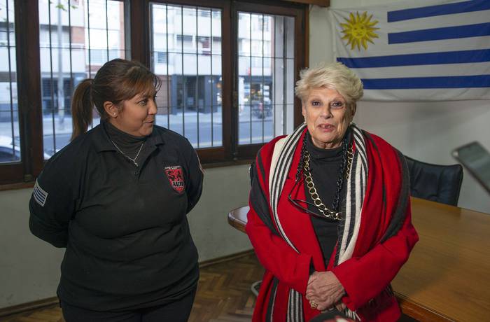 Lina Álvarez, presidenta del Sindicato de Bomberos y Graciela Nario, abogada, este martes, en la Asociacion de Bomberos de Uruguay. · Foto: Alessandro Maradei