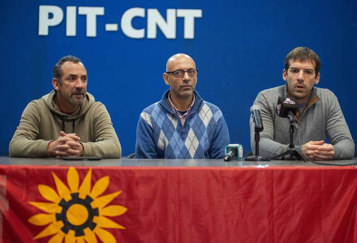 Ramón Parra, Marcelo Abdala, y Federico Kreimerman, durante la conferencia de prensa de la Federación de Funcionarios de OSE, en la sede del PIT-CNT, el 6 de junio, en Montevideo. · Foto: Alessandro Maradei