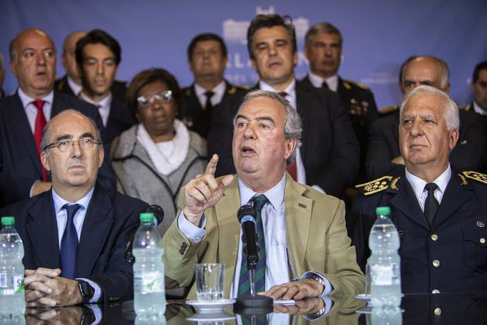 Guillermo Maciel, Luis Alberto Heber y Diego Fernández, el 7 de junio, durante la conferencia de prensa en el Palacio Legislativo. · Foto: Ernesto Ryan