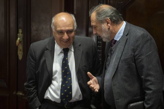 Guillermo Domenech y Jorge Gandini, durante una sesión de la Cámara de Senadores (archivo, junio de 2022). · Foto: Ernesto Ryan