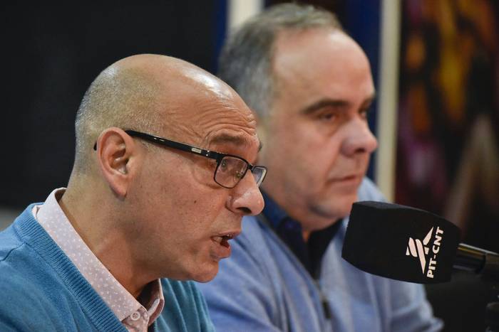Marcelo Abdala y Joselo López, durante la conferencia de prensa, el 8 de junio, en la sede de la central sindical. · Foto: Federico Gutiérrez