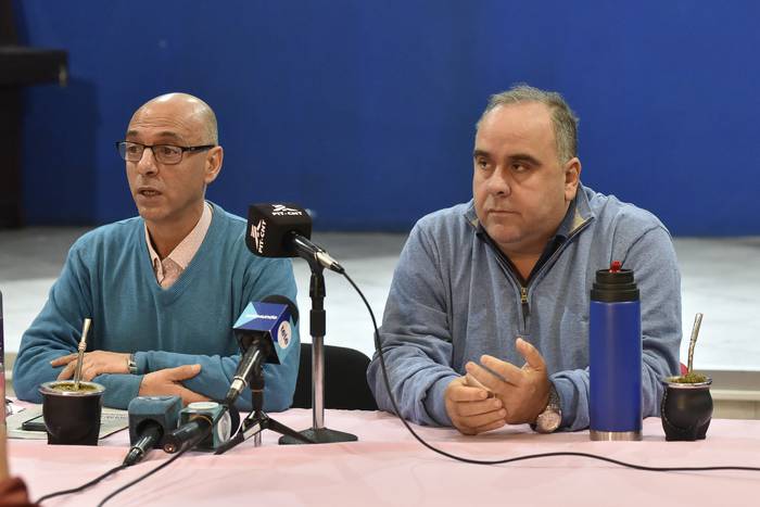 Marcelo Abdala y Joselo López, el 8 de junio, durante una conferencia de prensa, en el PIT CNT, en Montevideo. · Foto: Federico Gutiérrez