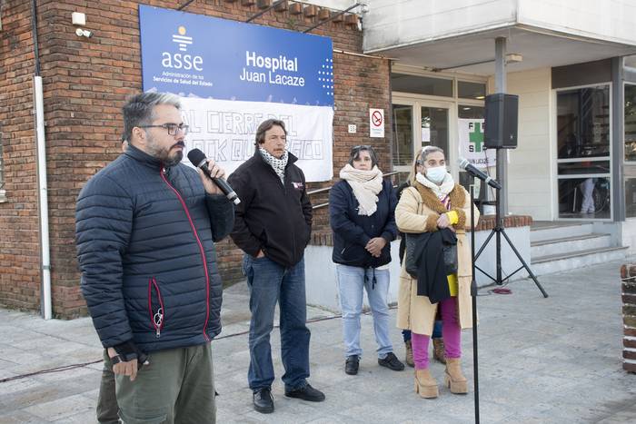 Martín Pereira, presidente de la FFSP, durante una movilización frente al hospital de Juan Lacaze, contra el cierre de los block quirúrgicos de Rosario y Juan Lacaze (archivo, junio de 2022). · Foto: Ignacio Dotti