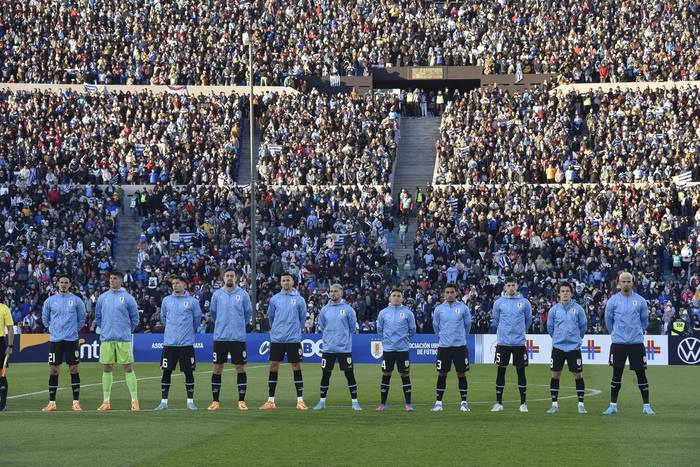 El equipo de Uruguay previo al partido ante Panamá, en el estadio Centenario. · Foto: Federico Gutiérrez
