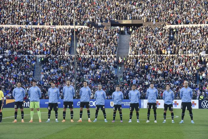 El equipo de Uruguay previo al partido despedida ante Panamá en el estadio Centenario (archivo, junio de 2022). · Foto: Federico Gutiérrez