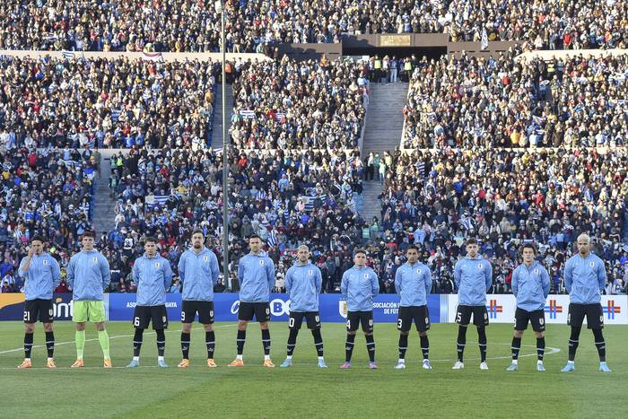 El plantel de Uruguay previo al partido despedida ante Panamá, en el estadio Centenario (archivo, junio de 2022). · Foto: Federico Gutiérrez