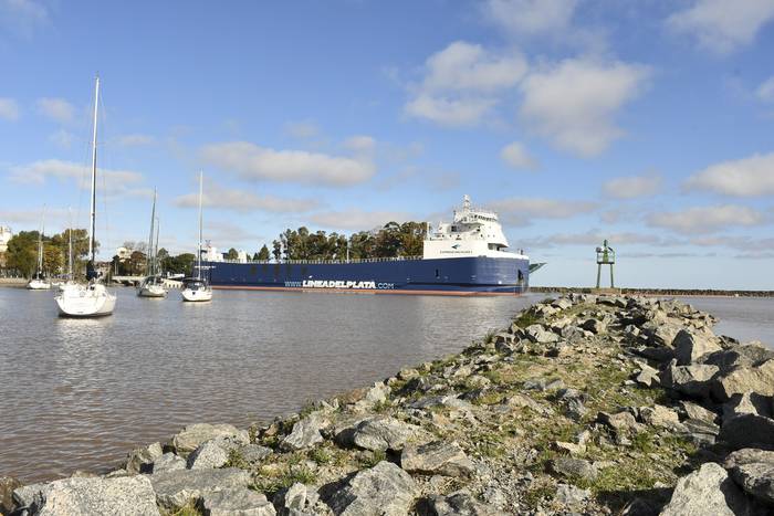 Barco Expreso del Plata I, en el puerto de Juan Lacaze (archivo, mayo de 2022).