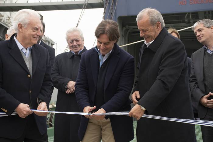 Luis Lacalle Pou, durante la inauguración del barco Expreso del Plata, en el puerto Juan Lacaze, en Colonia (archivo, mayo de 2022). · Foto: Ignacio Dotti