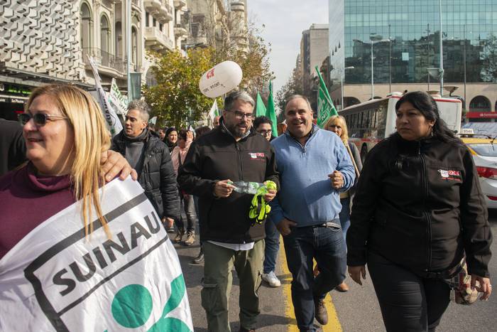 Martín Pereira y Joselo López, durante la movilización de la Confederación de Funcionarios del Estado, por la avenida 18 de Julio, en Montevideo (archivo, junio de 2022).