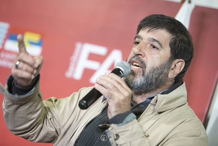 Fernando Pereira, durante una actividad del el FA te escucha, en San José (archivo, junio de 2022). · Foto: .