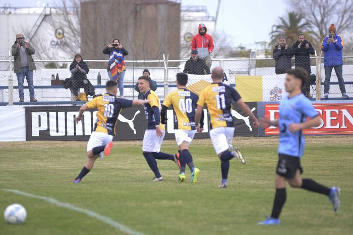 Los jugadores de Bella Vista, tras el gol de Franco Farinasso a Oriental de La Paz, en el Parque Ancap. · Foto: Alessandro Maradei