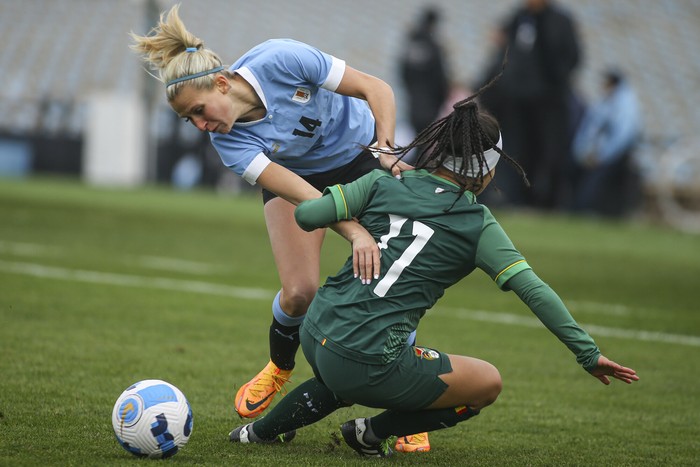 Antonella Ferradans, de Uruguay, y Ana Rojas, de Bolivia, el 22 de junio de 2022, en el estadio Centenario. · Foto: Ernesto Ryan