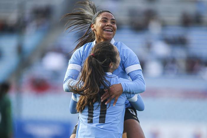 Wendy Carballo y Esperanza Pizarro tras el gol de Carballo, este domingo, en el estadio Centenario. · Foto: Ernesto Ryan