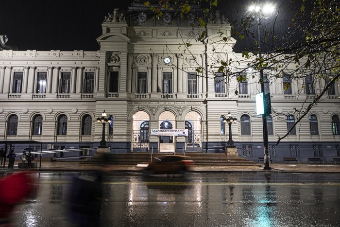 Universidad de la República, sobre la avenida 18 de Julio, en Montevideo (archivo, junio de 2022). · Foto: .