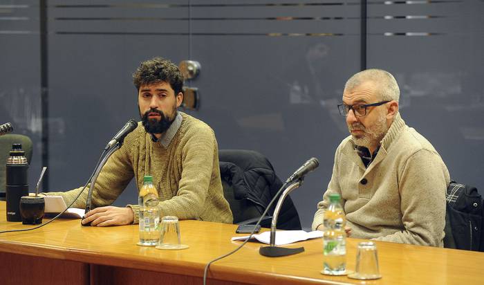 Martín Mocoroa, de _Búsqueda_, y Javier Alfonso, de la Asociación de la Prensa Uruguaya, en la Comisión de Legislación Laboral (06.07.2022). · Foto: Federico Gutiérrez