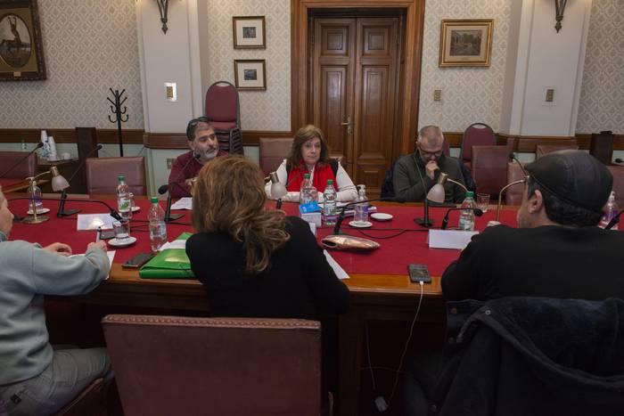 Trabajadores del Semanario Búsqueda y Galeria, reunidos en la Comisión de Asuntos Laborales del Senado, el 7 de julio, en el Palacio Legislativo. · Foto: Alessandro Maradei
