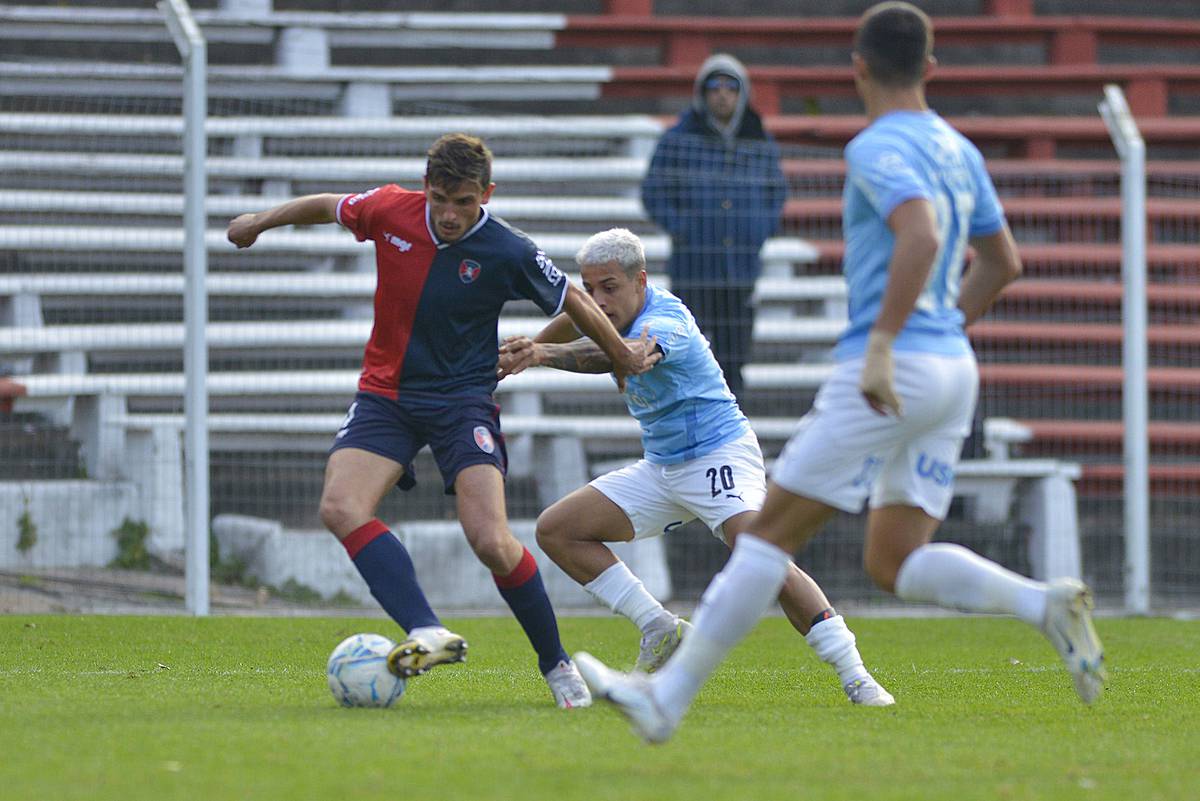 Con el partido entre Albion y Torque, volvió el fútbol uruguayo