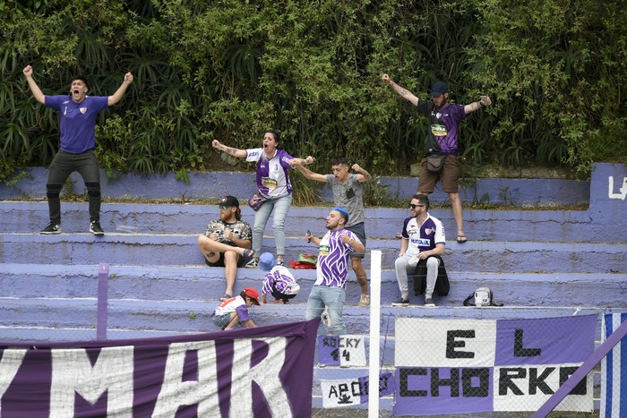 Hinchas de Fénix en el estadio Parque Capurro (archivo). · Foto: Fernando Morán