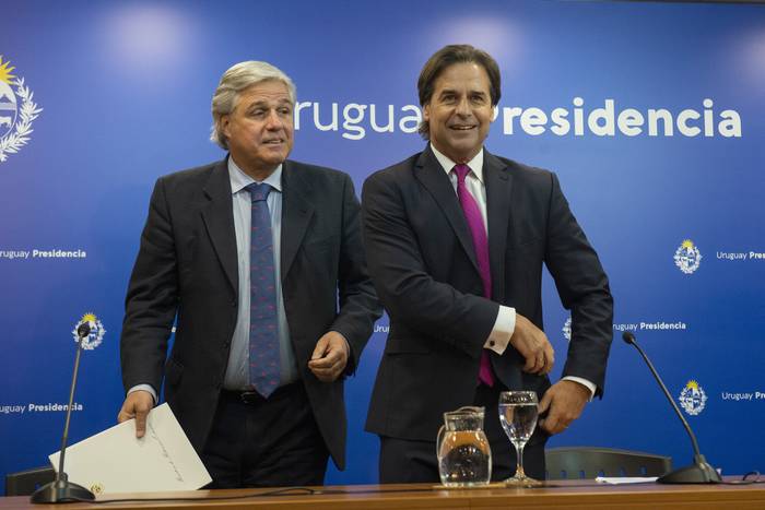 Francisco Bustillo y Luis Lacalle Pou, en conferencia de prensa en la Torre Ejecutiva, en Montevideo (archivo, julio de 2022). · Foto: Alessandro Maradei