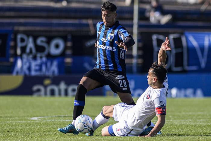 Fabricio Díaz, de Liverpool  y Santiago Correa, de Albion, en el Estadio Belvedere. · Foto: Alessandro Maradei