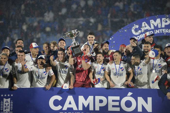 Jugadores de Nacional tras consagrarse campeones del Torneo Intermedio, en el estadio Centenario. · Foto: Alessandro Maradei