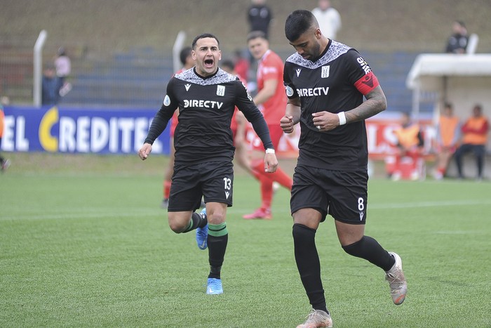 Luis Gorocito y Fabián Píriz, de Racing, tras el gol de Gorocito a Huracán de Paysandú en el Parque Palermo. · Foto: Alessandro Maradei