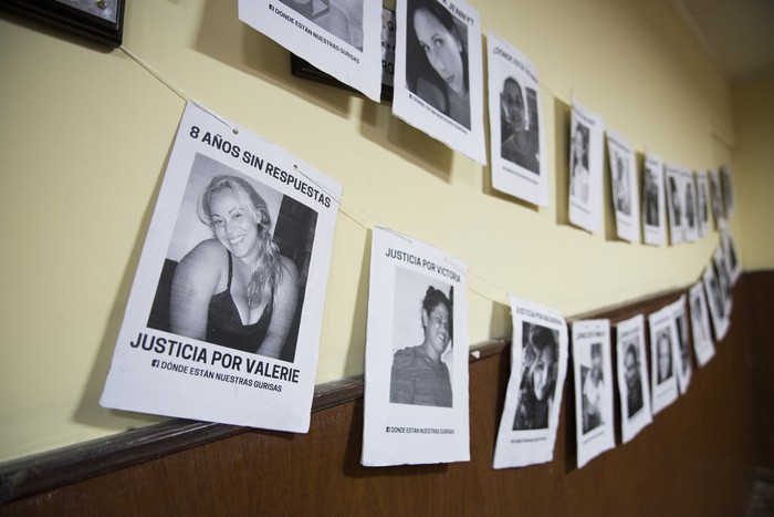 Carteles expuestos en el conversatorio "Dónde están nuestras gurisas", en el marco del Día Mundial contra la Trata de Personas (archivo, 2022). · Foto: Mara Quintero