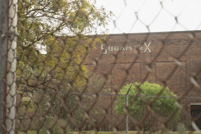 Edificio de Sudamtex, en Colonia del Sacramento. (archivo, julio de 2022) · Foto: Ignacio Dotti