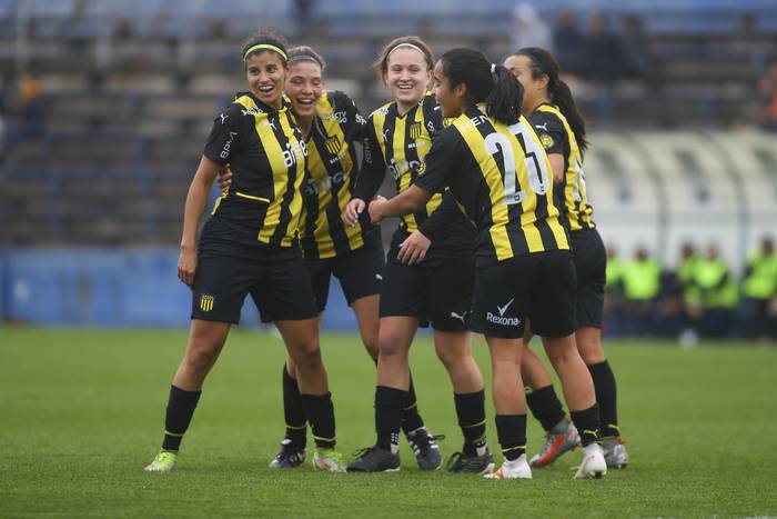 Las jugadoras de Peñarol festejan tras un gol a Liverpool, el 7 de agosto, en el estadio Belvedere. · Foto: .