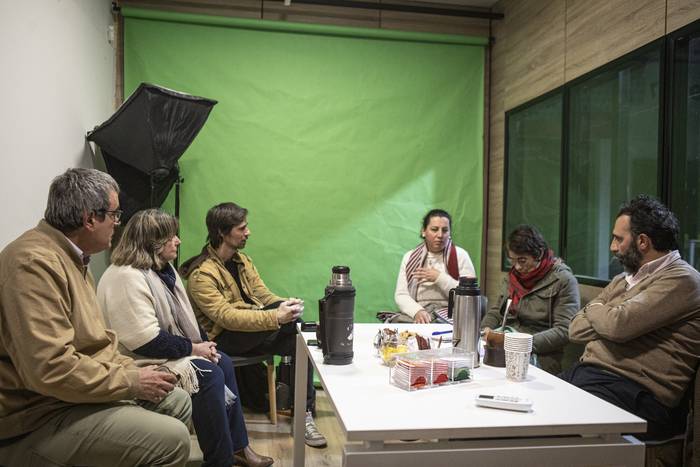 Reunión entre familiares de personas privadas de libertad y actores de la órbita penitenciaria, el 10 de agosto, en la Ciudad Vieja, en Montevideo. · Foto: Ernesto Ryan